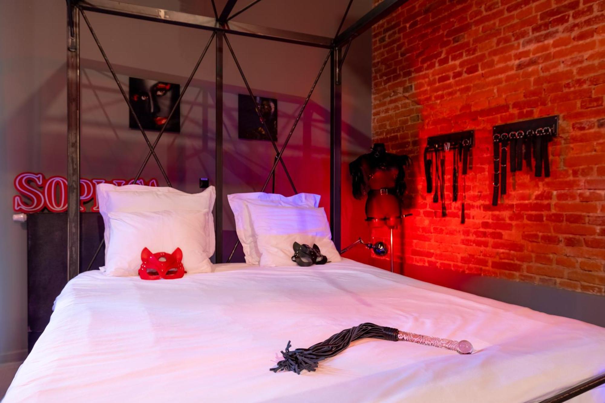 Apartment Bdsm New Grey 18 Manufaktura Centrum Miasta Parking Bezplatny Bardzo Wygodne Lozko Ogromne Lustro Dla Doroslych Adults Only